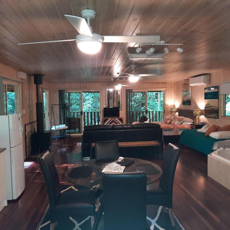 Treetops Accommodation Montville image