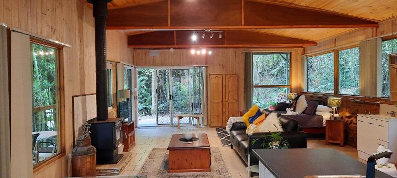 Treetops Accommodation Montville image