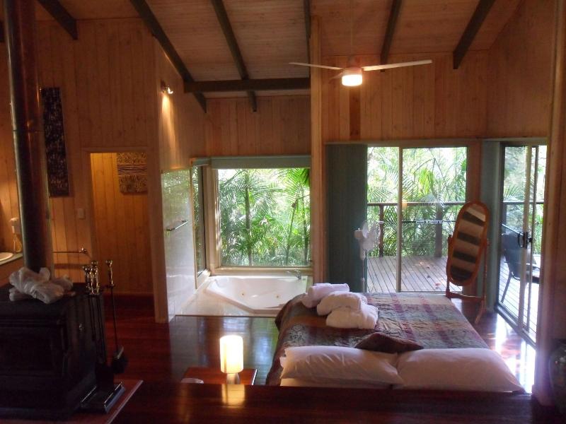 Treetops Accommodation Montville image