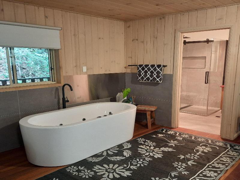 Treetops Accommodation Montville image