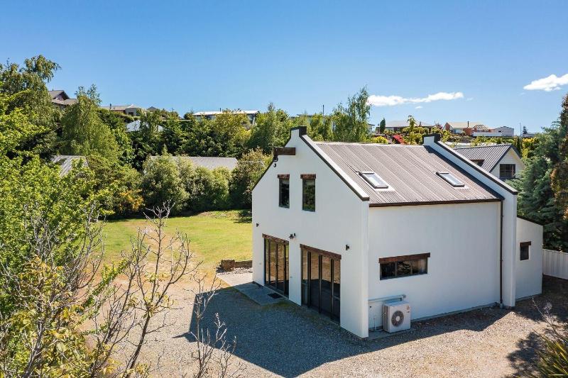 Stuarts Cottage image