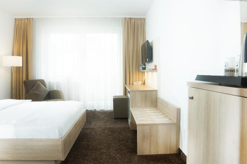 Hotel Und Gasthof Zum Hirsch image