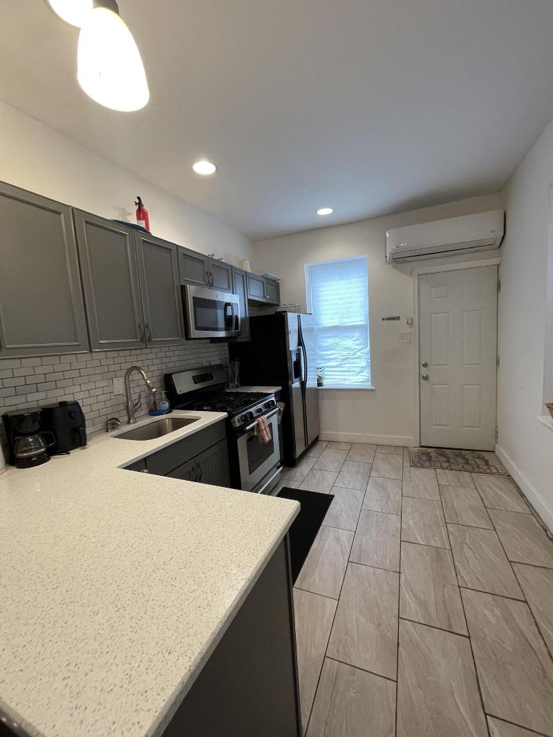 Point Breeze Row image