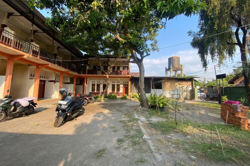 Oyo Life 93257 Kos Anugerah — exterior view