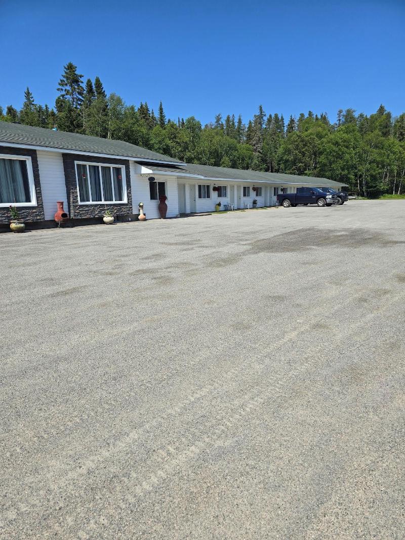 White Fang Motel, Wawa