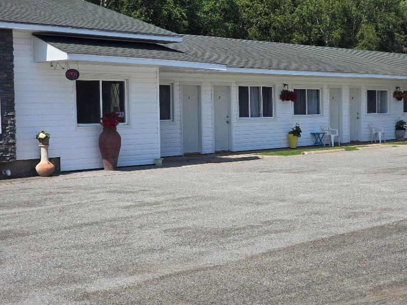 White Fang Motel