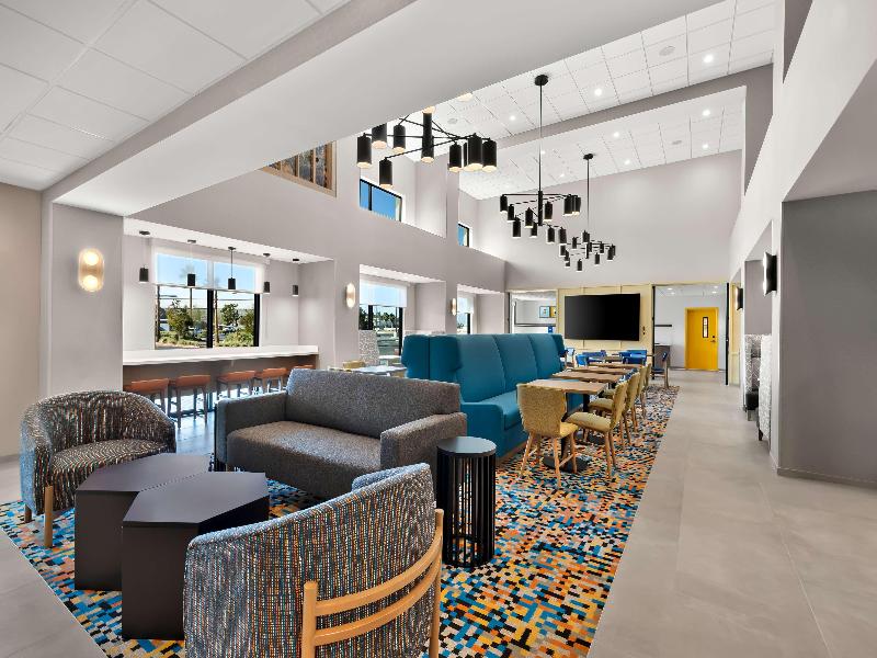 Hampton Inn & Suites By Hilton Corona image