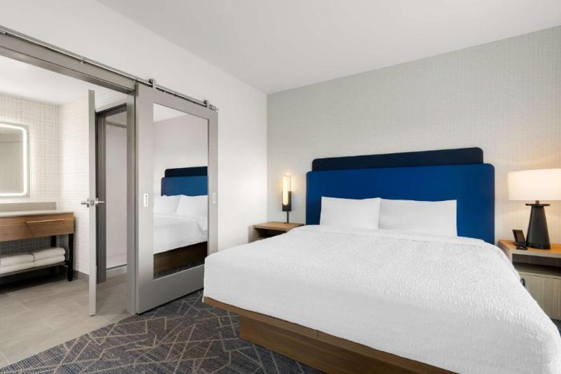 Hampton Inn & Suites By Hilton Corona image