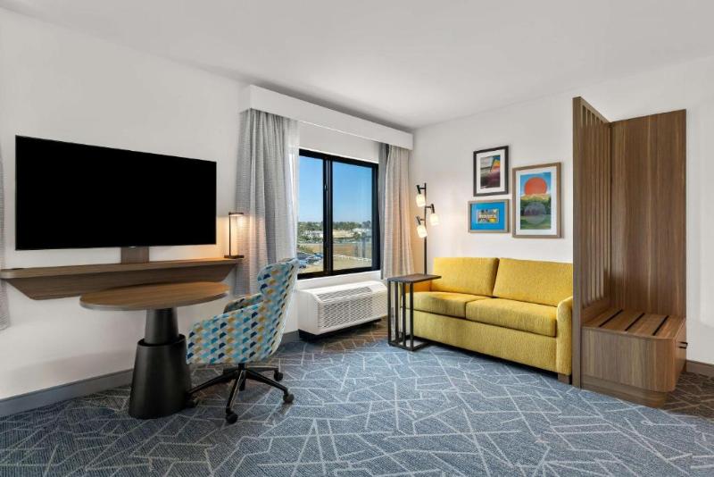 Hampton Inn & Suites By Hilton Corona image
