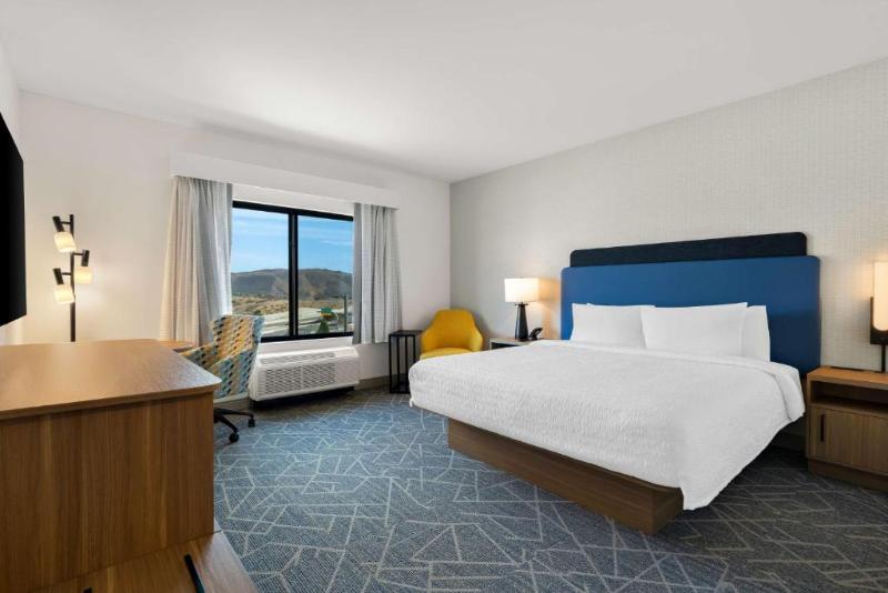 Hampton Inn & Suites By Hilton Corona image