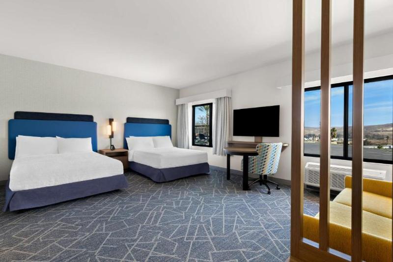 Hampton Inn & Suites By Hilton Corona image
