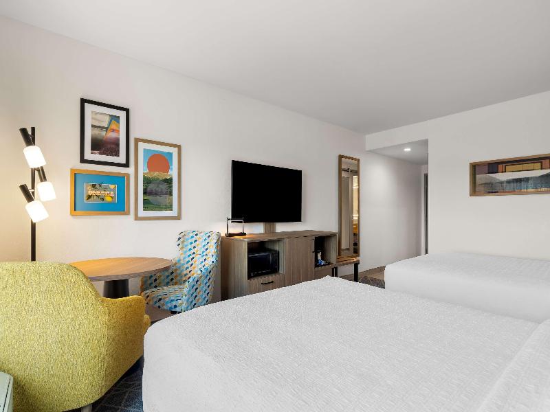 Hampton Inn & Suites By Hilton Corona image