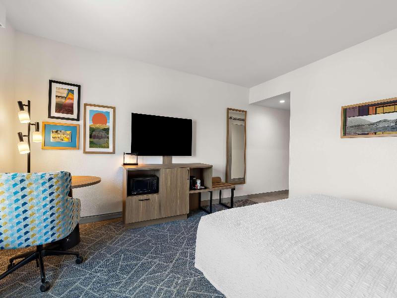Hampton Inn & Suites By Hilton Corona image