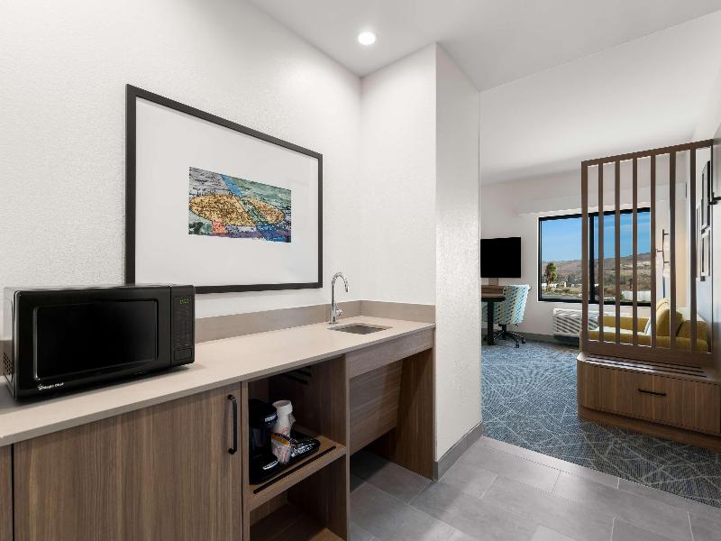 Hampton Inn & Suites By Hilton Corona image