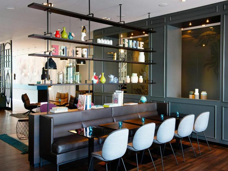 Motel One Amsterdam image