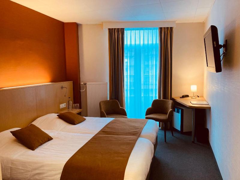 Hotel Du Commerce image