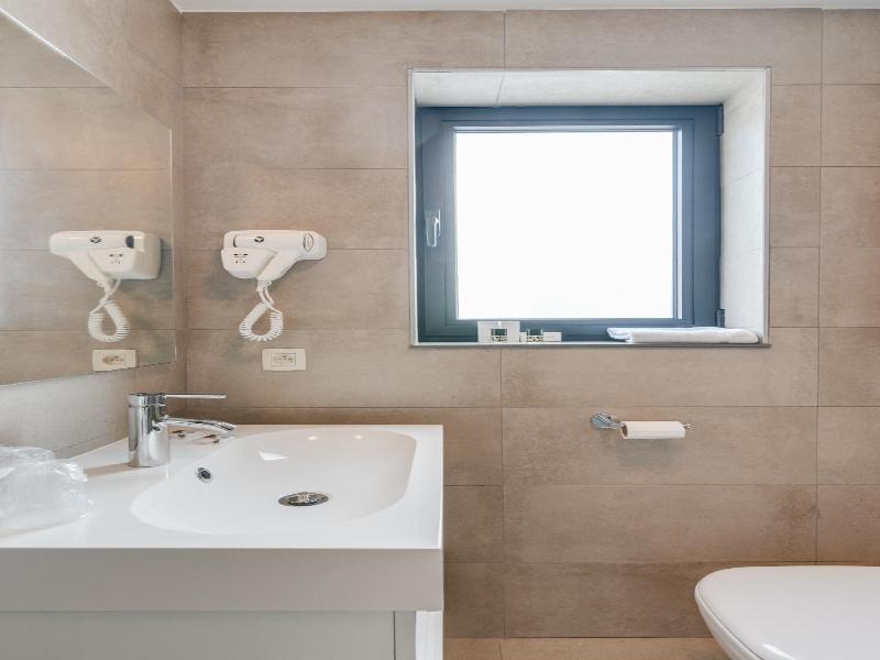 Hotel Italia image