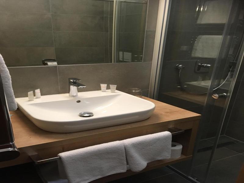 Sareza Hotel image
