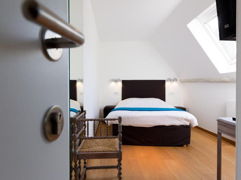 Hotel Le Clos Des Rv Collets image