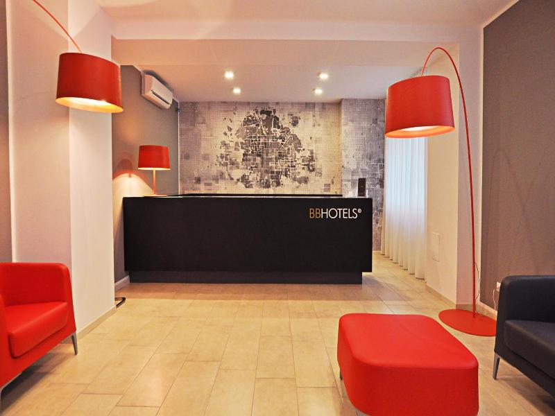 Bb Hotels Aparthotel Visconti image