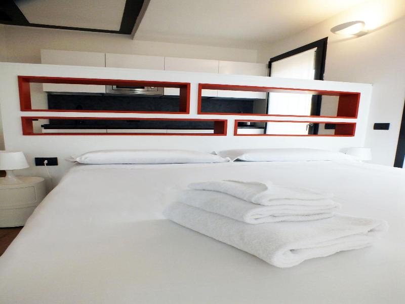 Bb Hotels Aparthotel Isola image