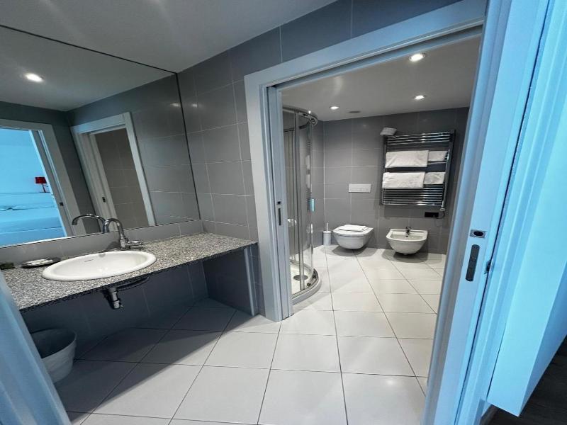 Bb Hotels Aparthotel Isola image