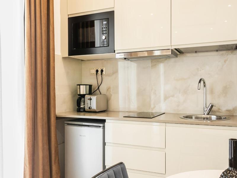 Nicholas Point Apartments And Rooms image