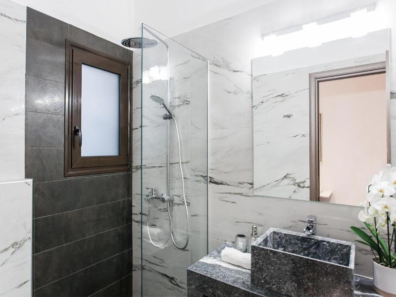 Nicholas Point Apartments And Rooms image