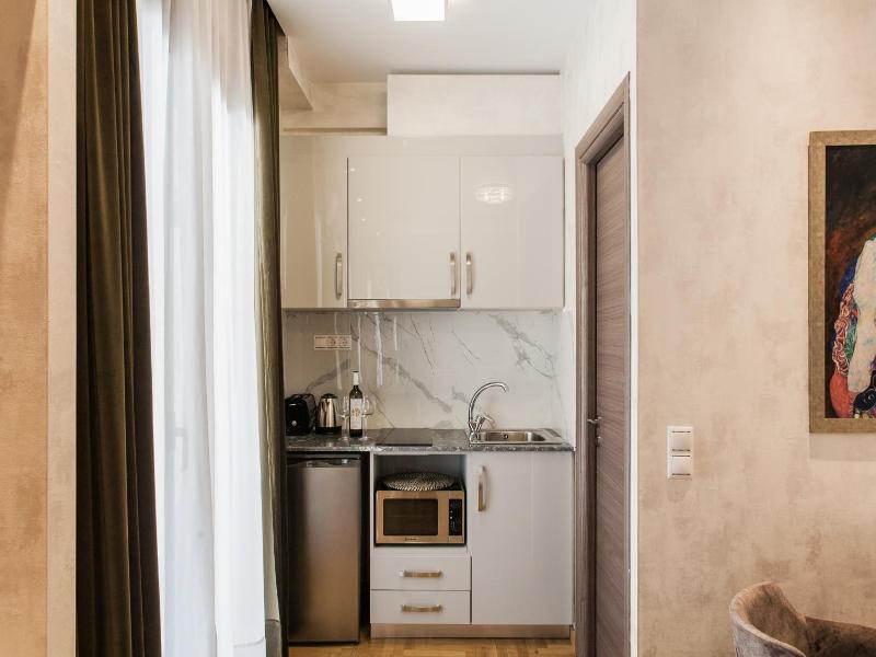 Nicholas Point Apartments And Rooms image