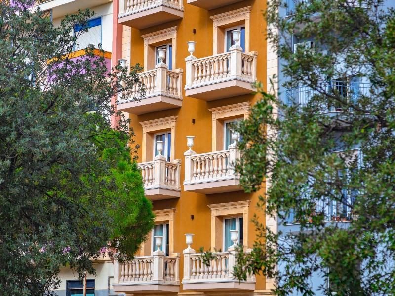 La Paloma Blanca Hotel image
