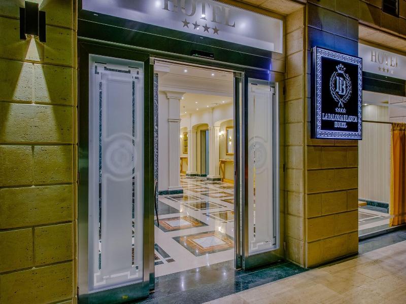 La Paloma Blanca Hotel image