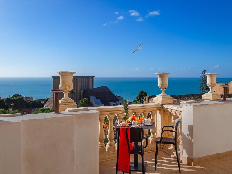 La Paloma Blanca Hotel image