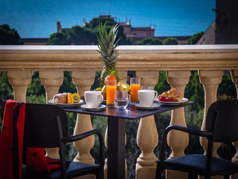 La Paloma Blanca Hotel image