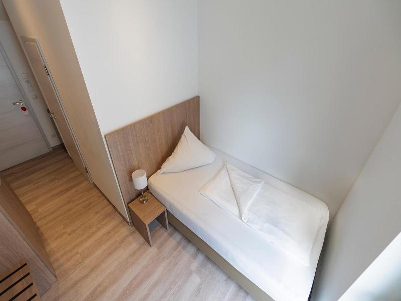 Henrys Sleeping Buttenwiesen image
