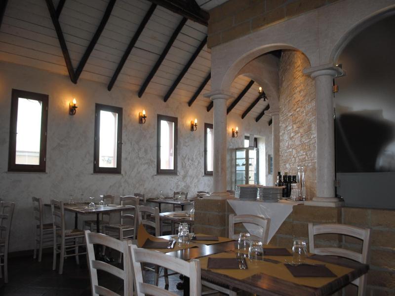Luxar Room image