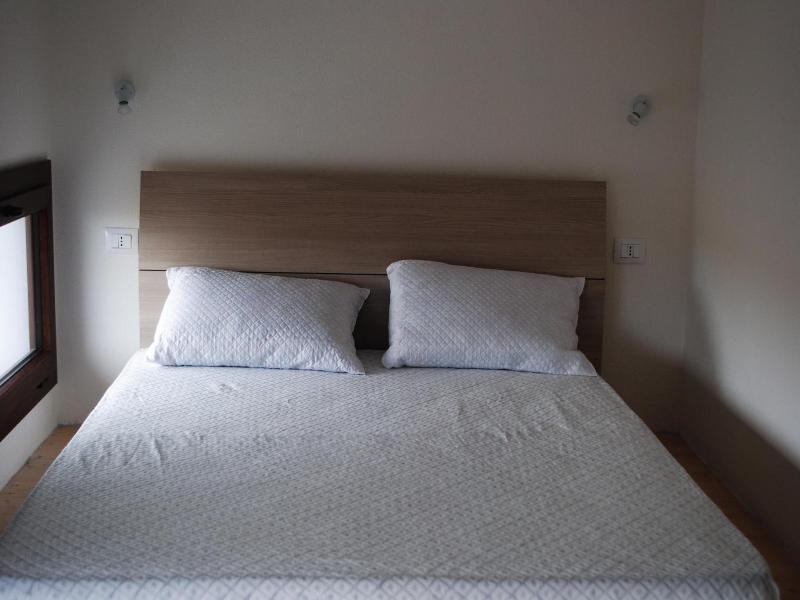Luxar Room image