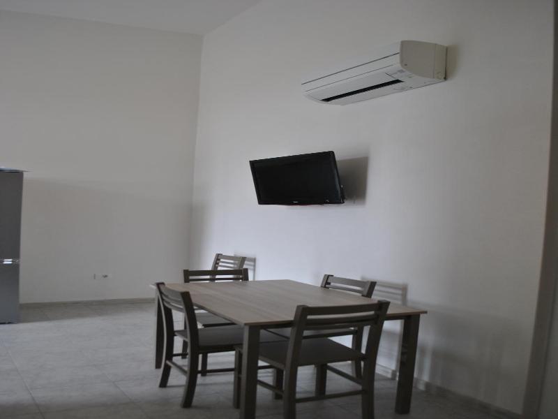 Luxar Room image