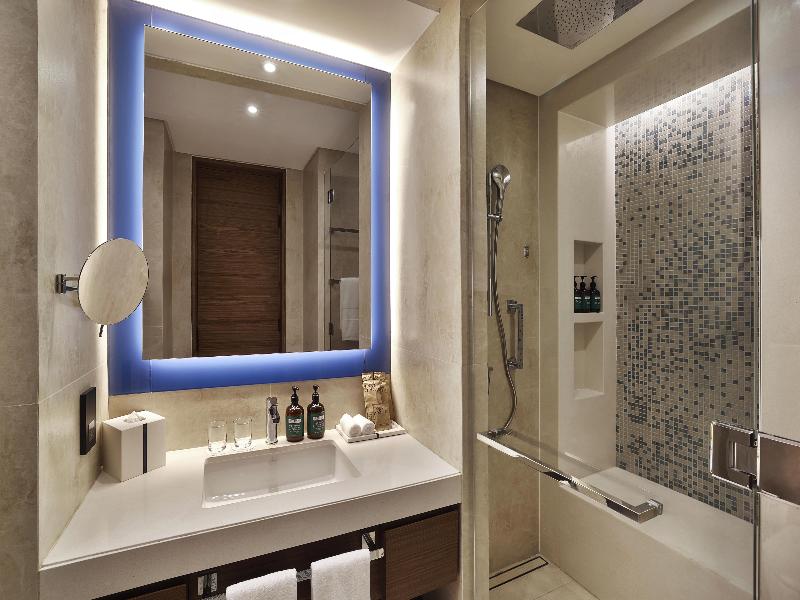 Tumbi Ht Dubai The Palm, Tapestry Collec by Hilton image
