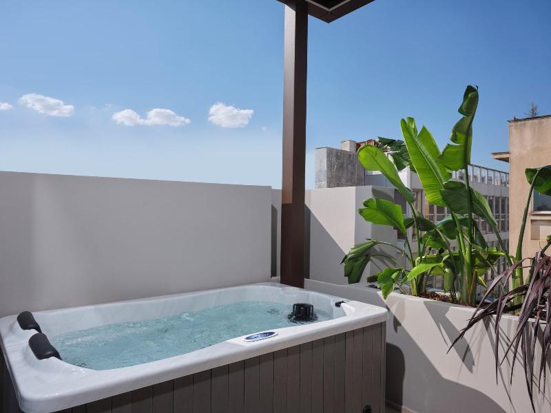 Nur Edge Aparthotel Acropolis Skyline image
