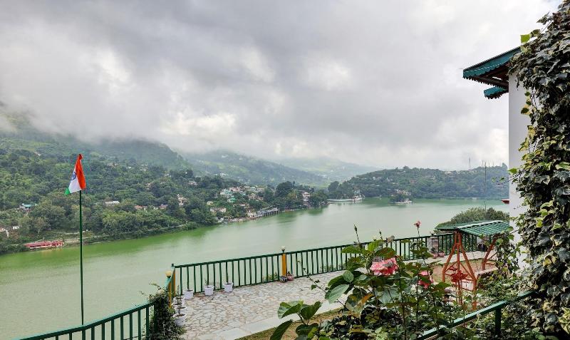 Treebo Vista Lago With Lake View image