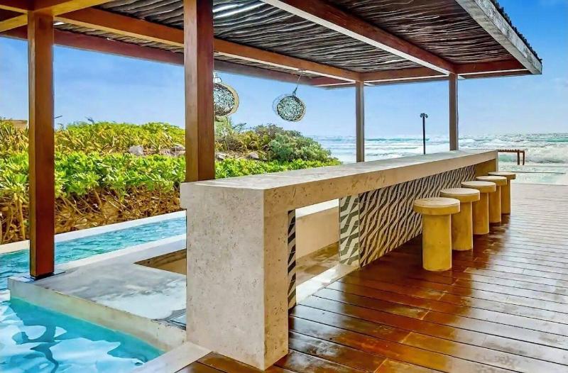 Luxury And Mordern Beachfront Condo By Bt Homes — general view