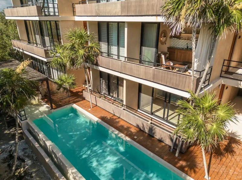 Luxury And Mordern Beachfront Condo By Bt Homes — general view