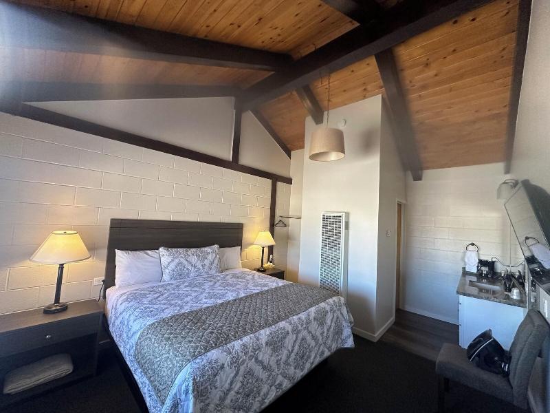 Lee Vining Motel image