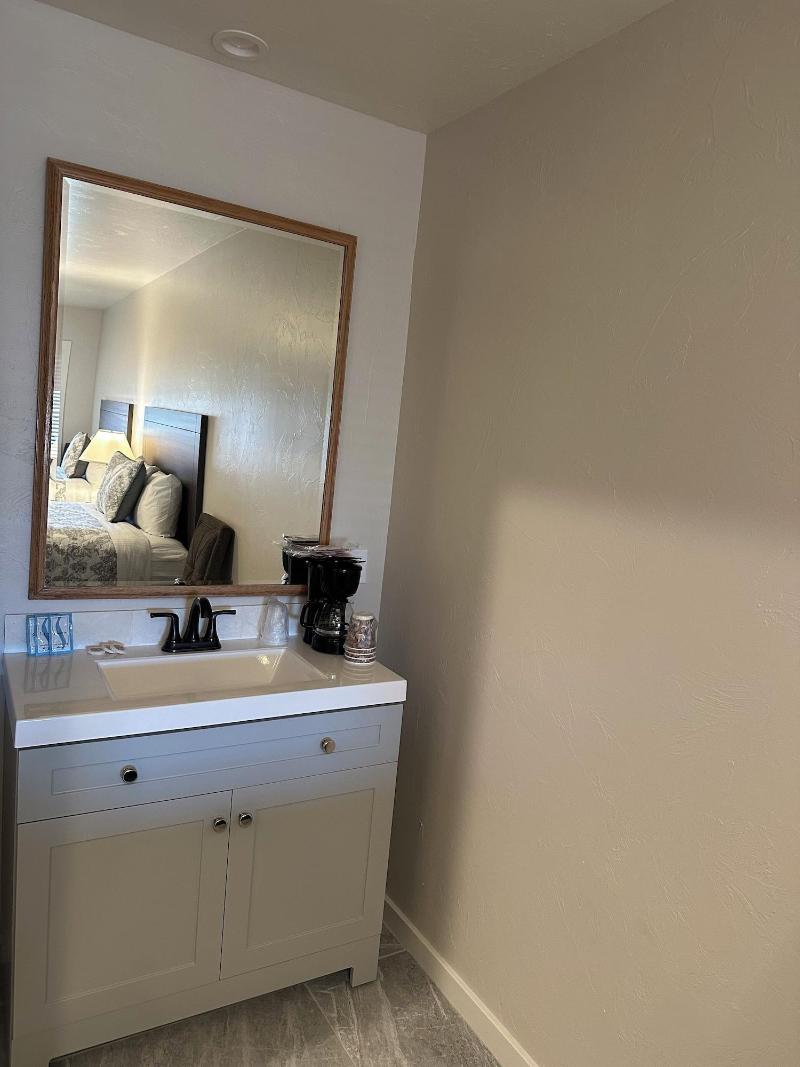 Lee Vining Motel image