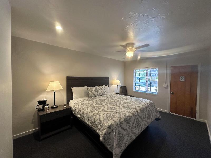 Lee Vining Motel image