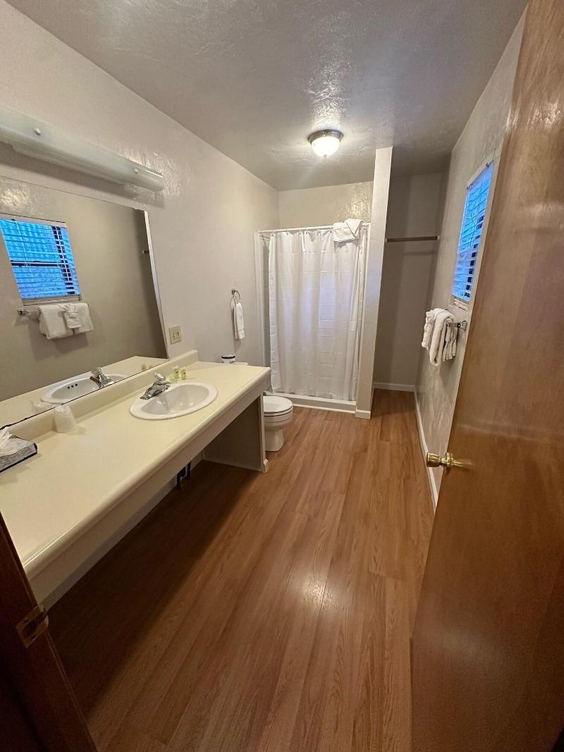 Lee Vining Motel image