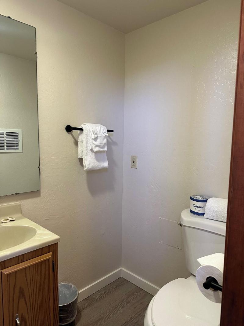 Lee Vining Motel image