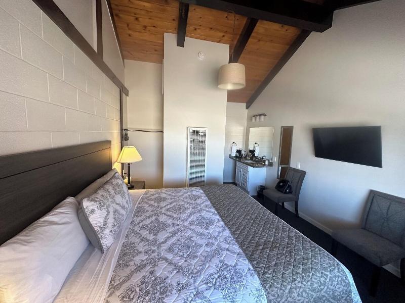 Lee Vining Motel image