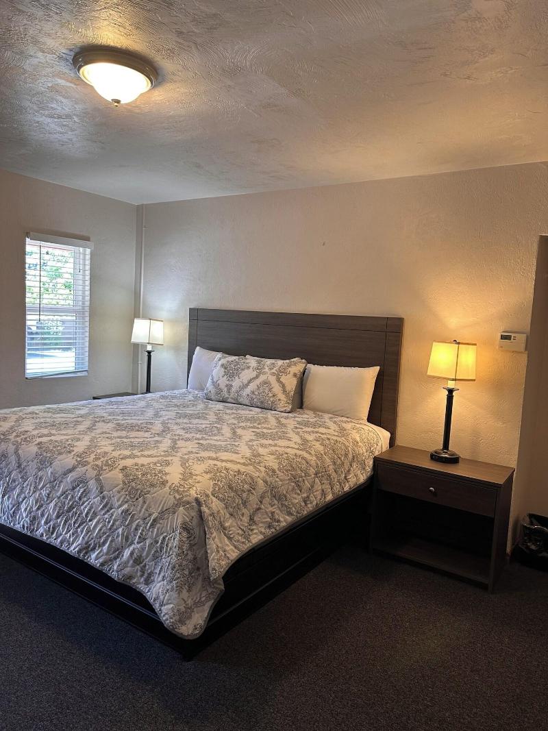 Lee Vining Motel image
