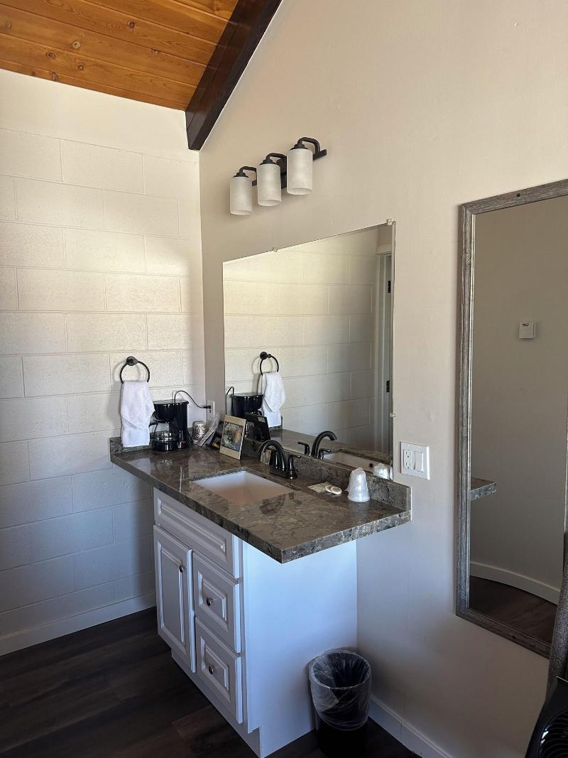 Lee Vining Motel image